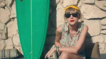 Sunglasses Ray ban for Taylor Swift in the clip 22