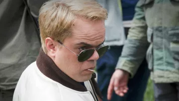 The sunglasses Gigi (Jib Pocthier) in The Francis