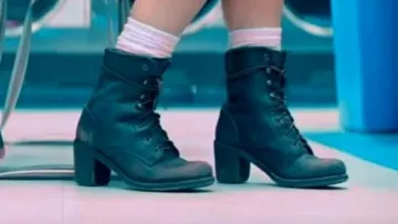 Las botas de tacón de cuero negro usadas por Debora (Lily James) en la película Baby Driver