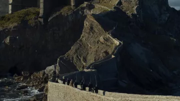 El puente y la pequeña isla de Gaztelugatxe en el País Vasco español en Juego de Tronos S07E01