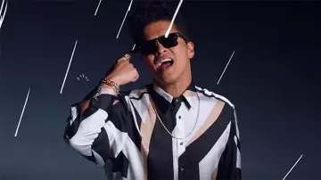 The sunglasses of Bruno Mars in the video That's what I like