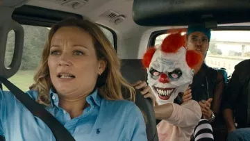 Le masque de clown de Lison Cox (Josephine Callies) dans À fond