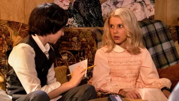The pink dress of Eleven (Millie Bobby Brown) in Stranger Things S01E05