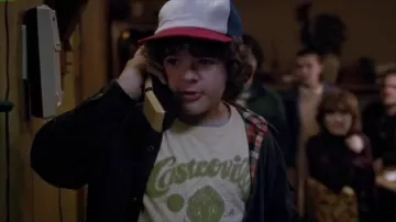 Le t-shirt jaune Castroville Artichoke Festival de Dustin Henderson (Gaten Matarazzo) dans Stranger Things Saison 1 Episodio 7