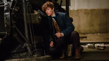 Boots chestnut Norbert Dragon (Eddie Redmayne) in Fantastic Animals