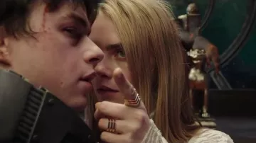 El anillo de Laureline (Cara Delevingne) durante la comida del emperador Boulan Bathor en "Valeriana y la ciudad de los mil planetas"