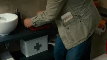 The box to the pharmacy of the Cox family in the film To the bottom!