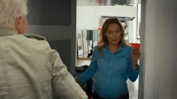 La camisa de hombre que lleva Julia Cox (Caroline Vigneaux) en la película À fond!