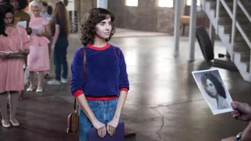 El top de Ruth Wilder (Alison Brie) en Glow S01E03