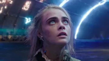 Los pendientes dorados que lleva Laureline (Cara Delevingne) en Valeriana y la Ciudad de los Mil Planetas