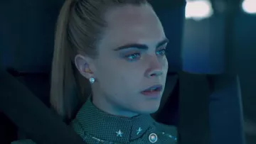 Pendiente de diamantes de Laureline (Cara Delevingne) en Valeriana y la Ciudad de los Mil Planetas