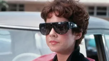 Sunglasses black of Betty Rizzo (Stockard Channing) in Grease
