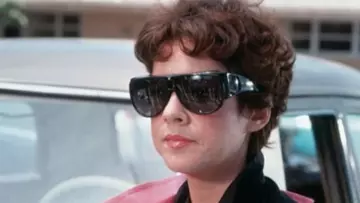Les lunettes de soleil noires de Betty Rizzo (Stockard Channing) dans Grease