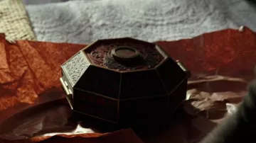 La boîte de Claire Shannon (Joey King) dans le film I Wish - Faites un voeu