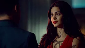 El cuerpo rojo GUESS de Isabelle Lightwood (Emerald Toubia) en Shadowhunters S02E19