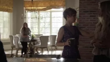 The gray t-shirt printed palm tree by Rag & Bone/JEAN Daphne Conrad (Maisy Stella) Nashville S05E21