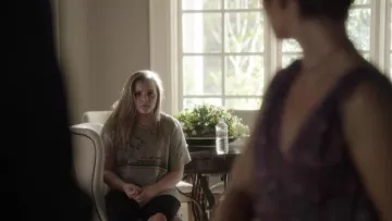 The gray t-shirt printed palm tree by Rag & Bone/JEAN Daphne Conrad (Maisy Stella) Nashville S05E21