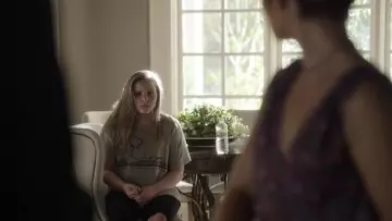 The gray t-shirt printed palm tree by Rag & Bone/JEAN Daphne Conrad (Maisy Stella) Nashville S05E21