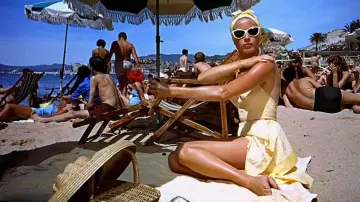 The white sunglasses of Frances Stevens (Grace Kelly) in the hand at The collar
