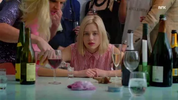 The shirt without sleeves striped red and white of Noora Amalie Sætre (Josefine Frida Pettersen) in Skam S02E08