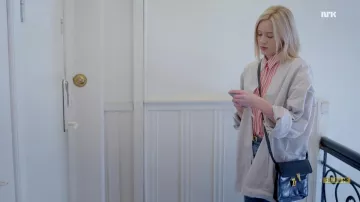 The striped shirt red and white of Noora Amalie Sætre (Josefine Frida Pettersen) in Skam S02E08