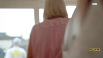 The shirt without sleeves striped red and white of Noora Amalie Sætre (Josefine Frida Pettersen) in Skam S02E08