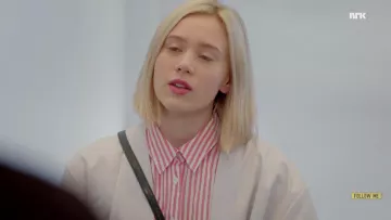 The shirt without sleeves striped red and white of Noora Amalie Sætre (Josefine Frida Pettersen) in Skam S02E08