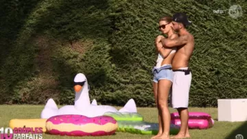 La bouée cygne blanc vue dans 10 couples parfaits