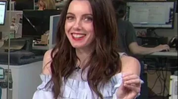 El vestido azul de Melanie Bromley en E! Noticia