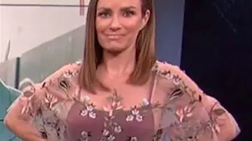 Le top en tulle brodé de Catt Sadler dans E! News