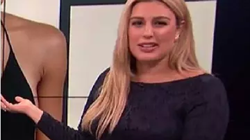 La robe de maternité en dentelle bleue de Carissa Culiner dans E! News