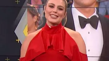 El vestido rojo de Carissa Culiner en E! Noticia