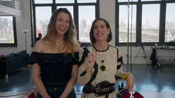 The top with naked shoulders of Liza Miller (Sutton Foster) in Younger S04E05