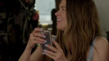 The nail varnish blue Liza Miller (Sutton Foster) in Younger S04E05