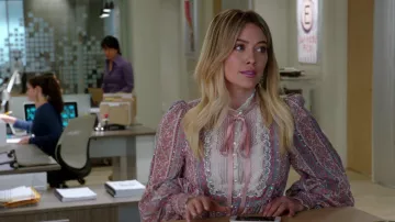 The dress of Kelsey Peters (Hilary Duff) in Younger S04E05