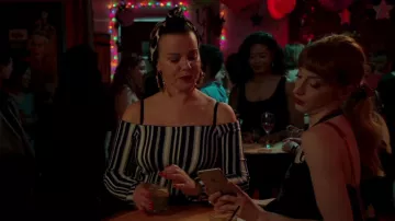 The striped top of Maggie (Debi Mazar) in Younger S04E06