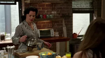 The pyjama silk Maggie (Debi Mazar) in Younger S04E06