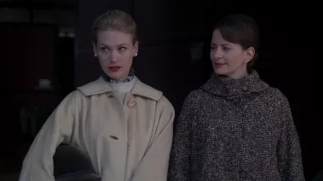 Le pull crème de Betty Draper (January Jones) dans Mad Men S02E01