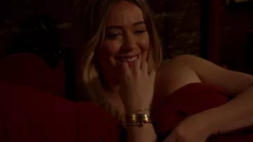 The bangle bracelet stud Kelsey Peters (Hilary Duff) in Younger S04E06