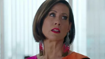 The earrings beads Diana Trout (Miriam Shor) in Younger S04E06