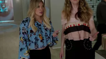 The blouse with flowers of Kelsey Peters (Hilary Duff) in Younger S04E06