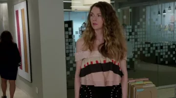 The crop top Liza Miller (Sutton Foster) in Younger S04E06