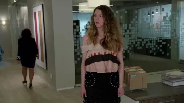 The skirt of Liza Miller (Sutton Foster) in Younger S04E06