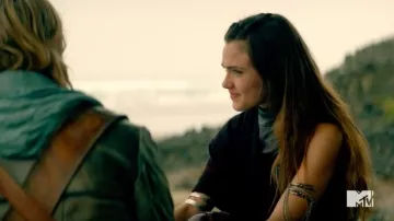 Pulsera del brazo de Amberle Elessedil (Poppy Drayton) en Las crónicas de Shannara S01E04