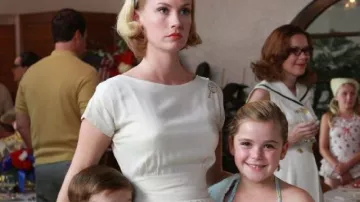 La robe blanche plissée de Betty Draper dans Mad Men