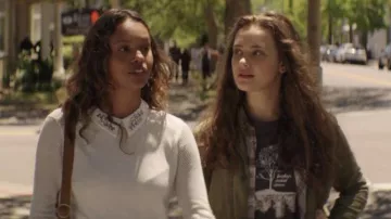 Le t-shirt Tree City de Hannah Baker (Katherine Langford) dans 13 Reasons Shy S01E02