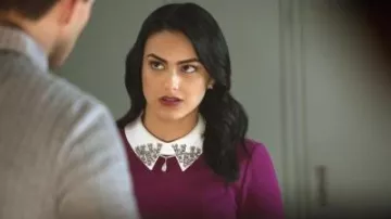 Vestido morado de Veronica Lodge (Camila Mendes) en Riverdale S01E09