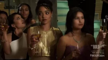 Pulseras de cono de Kat (Aisha Dee) en negrita tipo S01E01