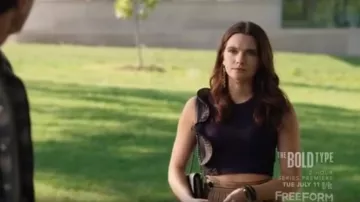 Le top à volant de Jane Sloan (Katie Stevens) dans The bold type S01E01