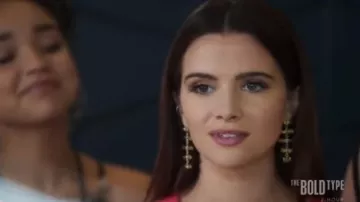 Les boucles d'oreilles de Jane Sloan (Katie Stevens) dans The bold type S01E01